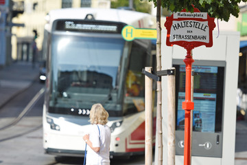 Straßenbahn in Gmunden (Salzkammergut, Oberösterreich, Österreich) - Tram in Gmunden...