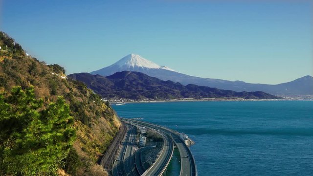 薩埵峠から駿河湾と富士山を望む