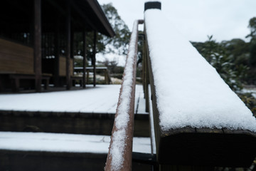 雪の積もった手すり
