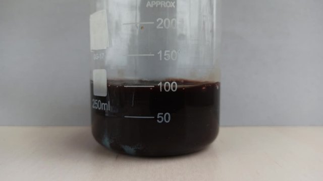 The chemical reaction of obtaining a black water-insoluble substance of copper sulfide in a beaker.