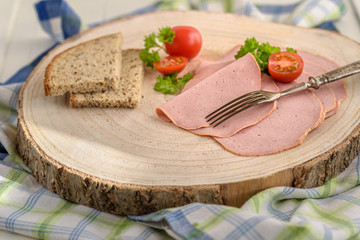 Leberkäse auf einem Holzbrett