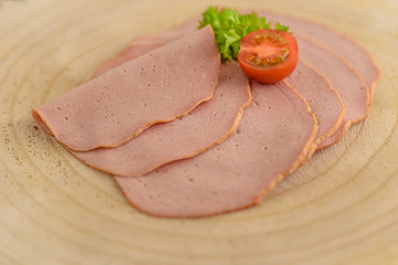 Leberkäse auf einem Holzbrett