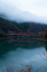 川の上の赤い橋