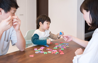 英語の勉強をする子供