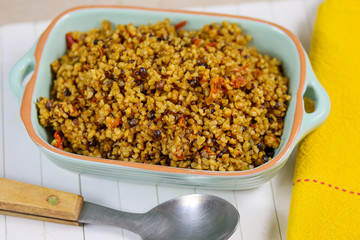 plat de boulghour cuisiné avec des épices et des légumes