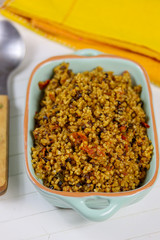 plat de boulghour cuisiné avec des épices et des légumes
