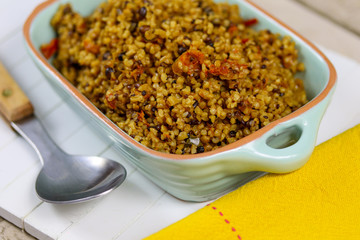 plat de boulghour cuisiné avec des épices et des légumes