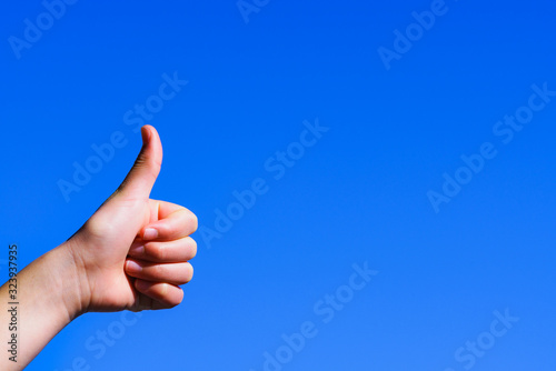 サムズアップ いいね ジェスチャー 子供の手 パーツカット 左手 肯定 Good ハンドサイン 親指 Wall Mural Show999