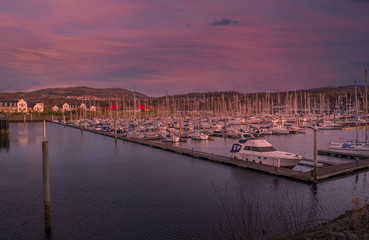 Obraz premium Kip Marina in January at the sunset end of the day with the Kip Village and Chartroom Restaurant in the Background.