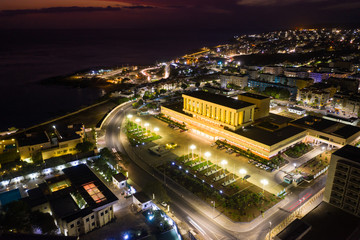 Obraz premium Nocny widok z lotu ptaka miasta Praia w Santiago na Wyspach Zielonego Przylądka (Cabo Verde)