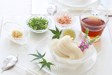 氷の器でそうめん