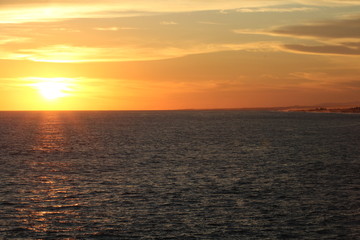 vista del atardecer y horizonte en océano pacifico 