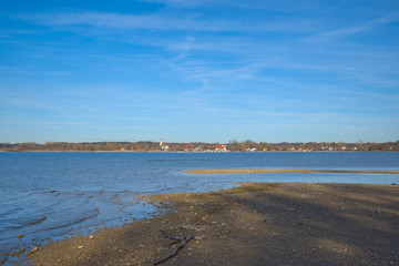 Wunderschöner Tag mit blauem Himmel am Chiemsee