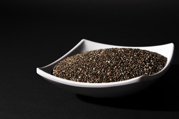 recipiente  llena con semillas de chia 