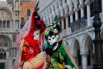 Fototapeta na wymiar Wundervolle Damen auf dem Markusplatz von Venedig