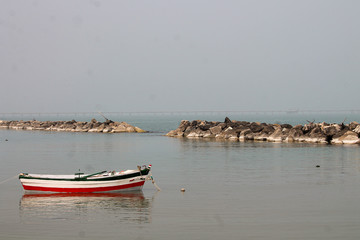 Naklejka premium Lancha de pesca dejada en la orilla del mar