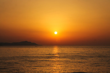 el sol encondiendose en el horizonte del oceano