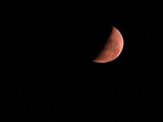 luna roja con cráteres en cielo negro