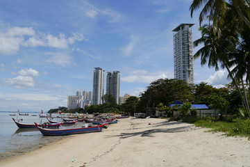Fototapeta na wymiar Fischerboote am Strand in Tanjung Bungah