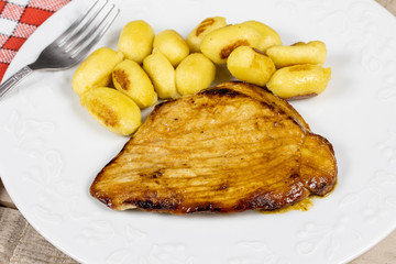 escalope de dinde et gnocchi dans une assiette