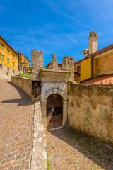 Obraz premium Entrance of an old apartment building in Limone, Garda, Italy.