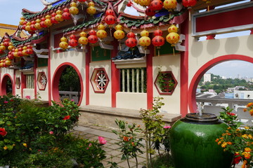Fototapeta na wymiar Georg Town Penang Torbogen Chinesischer Tempel Kek Lok Si mit Lampions