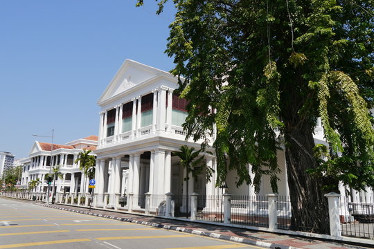 Stra&szlig;e mit wei&szlig;en H&auml;usern Supreme Cout Buildings Georg Town