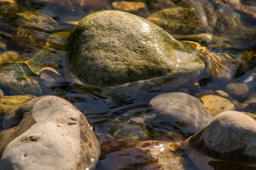 Steine am Flussufer