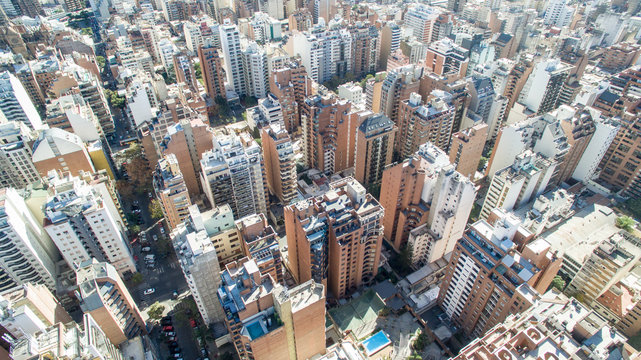 Vista a&eacute;rea de una ciudad con edificios altos y calles estrechas, a vista de p&aacute;jaro