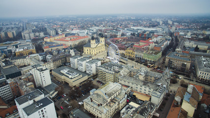 Obraz premium Aerial of downtown Debrecen during hazy day. Kossuth square at winter.