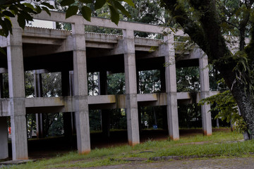 Esqueleto de estrutura de concreto armado. Prédio de dois pavimentos em construção	