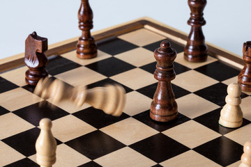 Umfallende Schachfigur auf Schachbrett Schmachmatt