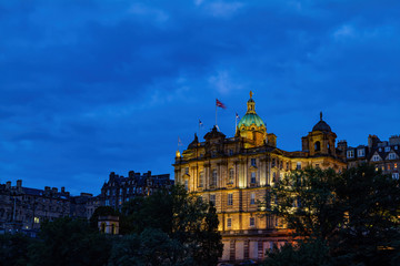 Obraz premium Night view of the Museum on the Mound