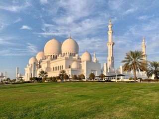 Fototapeta na wymiar Sheikh Zayed Grand Mosque in Abu Dhabi,one of the beautiful and largest mosque in the capital city of united arab emirates 