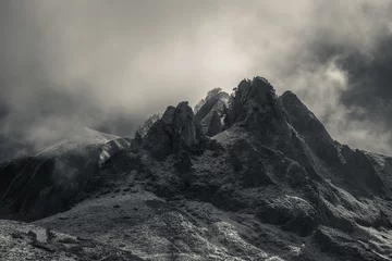 Gordijnen Mysterieuze zwarte berg met dramatische bewolkte lucht © Marc Andreu