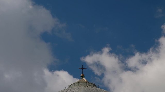 N&aacute;poles. Cruz de la  Bas&iacute;lica de San Francisco de Paula. Campania, Italia, Europa