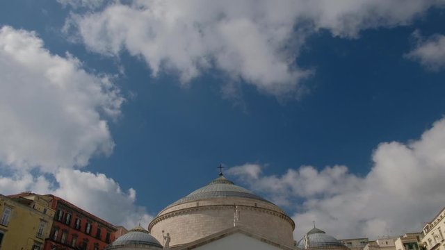 N&aacute;poles.  C&uacute;pula de la Bas&iacute;lica de San Francisco de Paula. Plaza del Plebiscito. Campania, Italia, Europa.