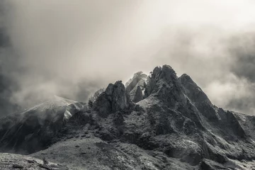 Türaufkleber Mysteriöser schwarzer Berg mit dramatisch bewölktem Himmel © Marc Andreu