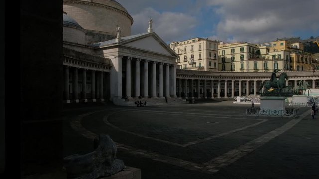 N&aacute;poles.  Bas&iacute;lica de San Francisco de Paula, Plaza del Plebiscito. Campania, Italia, Europa.