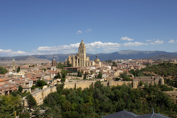 Fototapeta na wymiar Ciudad de Segovia con campanario de fondo