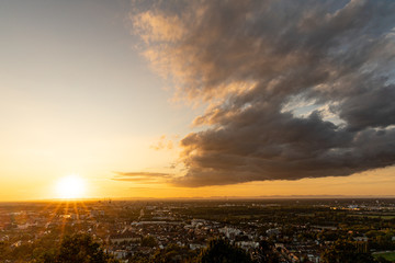 Karlsruhe - Ausblick über die Stadt am Abend beim Sonnenuntergang
