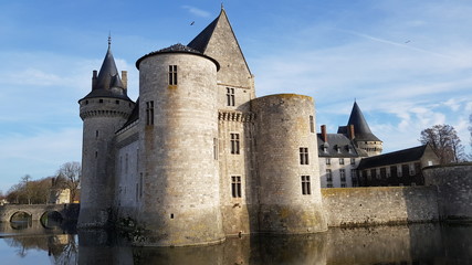 Fototapeta na wymiar Château de Sully-sur-Loire - Vue de côté- Sud-Est