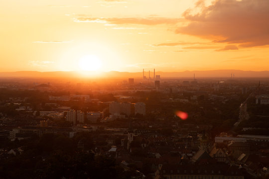 Karlsruhe - Ausblick &uuml;ber die Stadt am Abend beim Sonnenuntergang