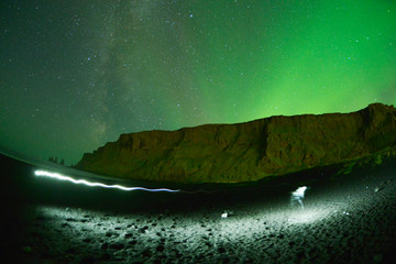 Aurores boréales et lightpainting sur la plage de Vik en Islande