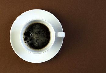 Concetto di bevanda italiana. Tazza bianca classica di caffè espresso con caffè su fondo scuro....