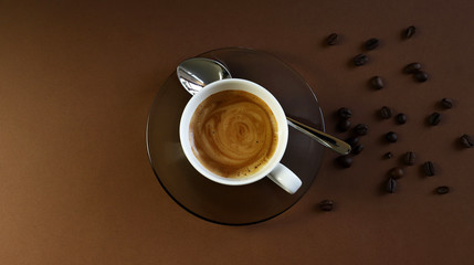 Concetto di bevanda italiana. Tazza bianca classica di caffè espresso con caffè su fondo scuro. Vista dall'alto.