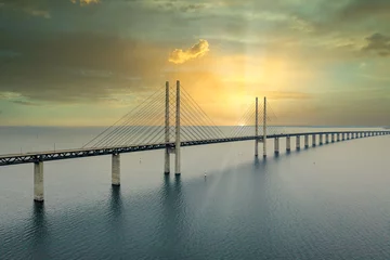Foto op Plexiglas Donkergrijs De Oresund-brug tussen Kopenhagen Denemarken en Malmö Zweden tijdens zonsondergang over de zee.