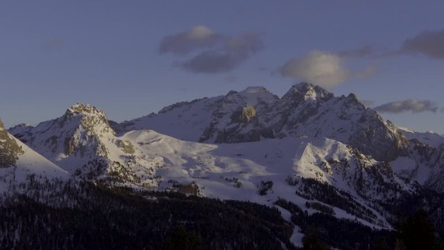 S&uuml;dtirol, Italien, Dolomiten, Sellajoch, Sellagruppe, Pass, Gebirgspass, Alpen, Winter, Jahreszeit, Sellagruppe, Langkofel, Schnee, Stein, Fels, Felswand, Schroff, steil, wild, Abend, Abendd&auml;mmerung, 