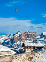 Hubschrauber in den Dolomiten am Grödnerjoch
