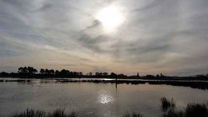 Fototapeta premium Ciel sombre nature qui se reflète sur plan d'eau calme
